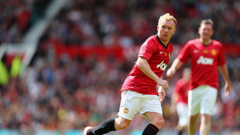 MANCHESTER, ENGLAND - JUNE 02:  Paul Scholes of Manchester United in action during the charity match between Manchester United Legends and Real Madrid Lege