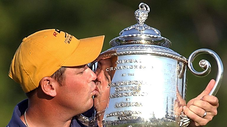 CHASKA, UNITED STATES:  Rich Beem (R) of the US kisses the Wanamaker trophy after he won the 2002 PGA championship 18 August, 2002  at Hazeltine National G