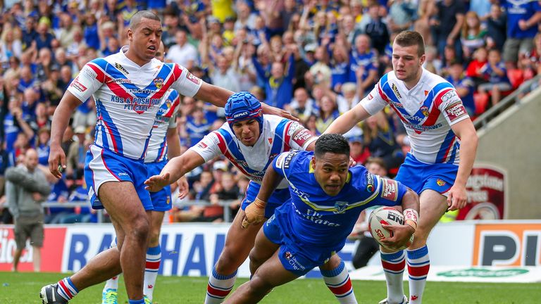 Chris Sandow scores a try against Wakefield