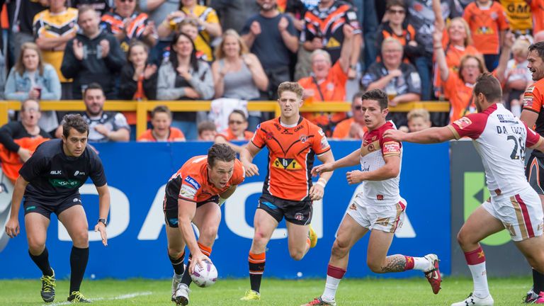 Luke Dorn scores a try against Catalans