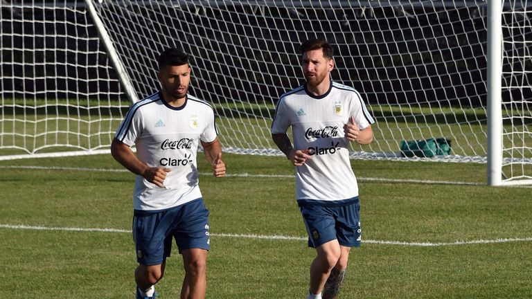 Sergio Aguero (L) and Lionel Messi (R) run during an Argentine team training session 