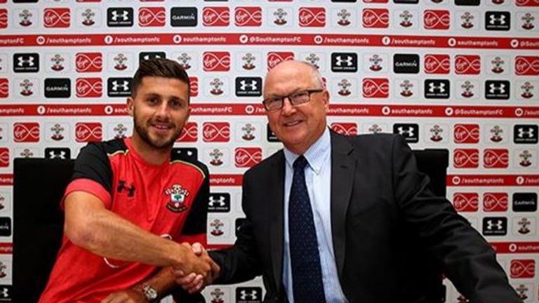Shane Long and Les Reed celebrate the forward's new deal (Pic from @SouthamptonFC)