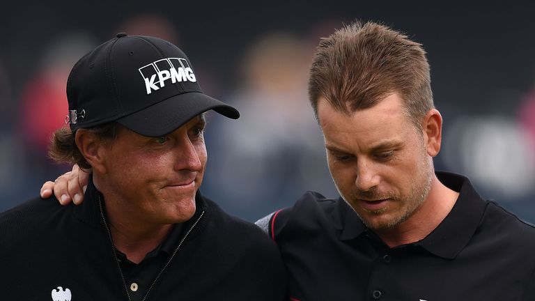 Winner Sweden's Henrik Stenson (R) consoles runner-up, US golfer Phil Mickelson on the 18th green after shooting 63 in his final round to win the Champions