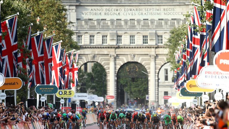 LONDON, ENGLAND - JULY 31: The Peloton begin the sprint for the finish as it makes its way down the mall during the Prudential RideLondon Surrey Classic on