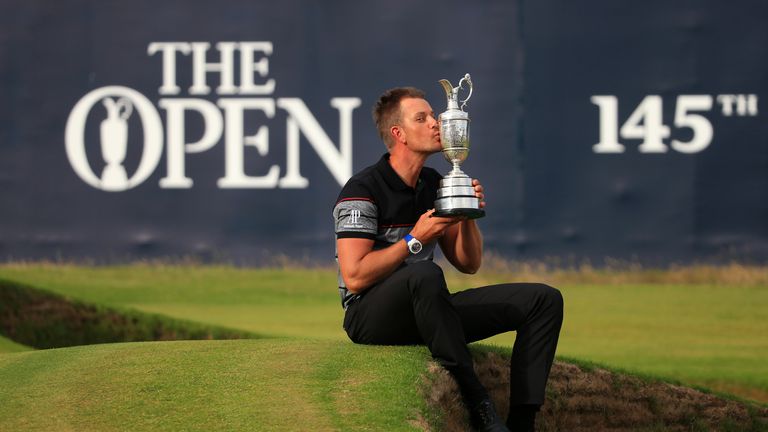 Henrik Stenson of Sweden celebrates victory as he kisses the Claret Jug on the the 18th green