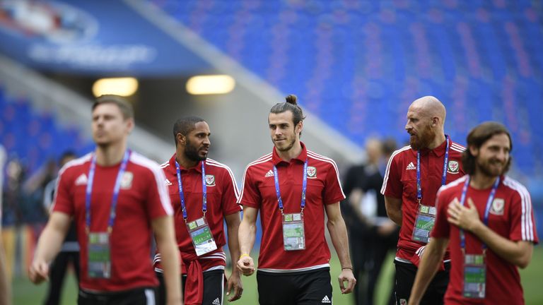 Wales' forward Gareth Bale (C) speaks to defender Ashley Williams (C-L) next to Wales' defender James Collins (R) during a training session at the Parc Oly