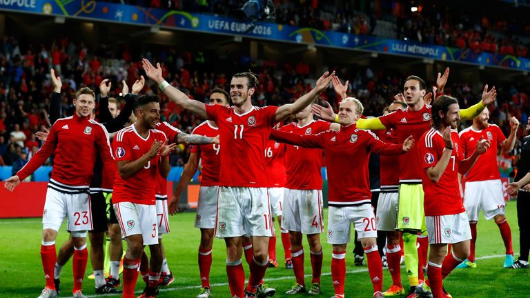 LILLE, FRANCE - JULY 01:  Gareth Bale (C) and Wales players celebrate their team's 3-1 win after the UEFA EURO 2016 quarter final match between Wales and B