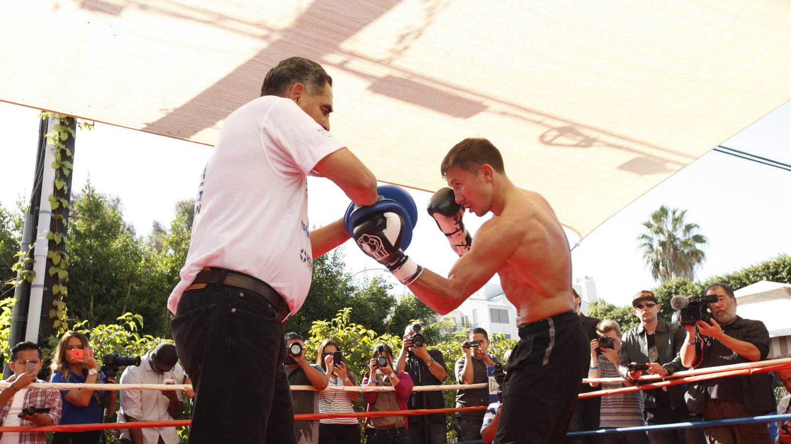 Бета бокса. Тренер Головкина. Геннадий Головкин Альварес тренер. Gennadiy Golovkin vs Daniel Jacobs. Тренера по боксу Мексика.