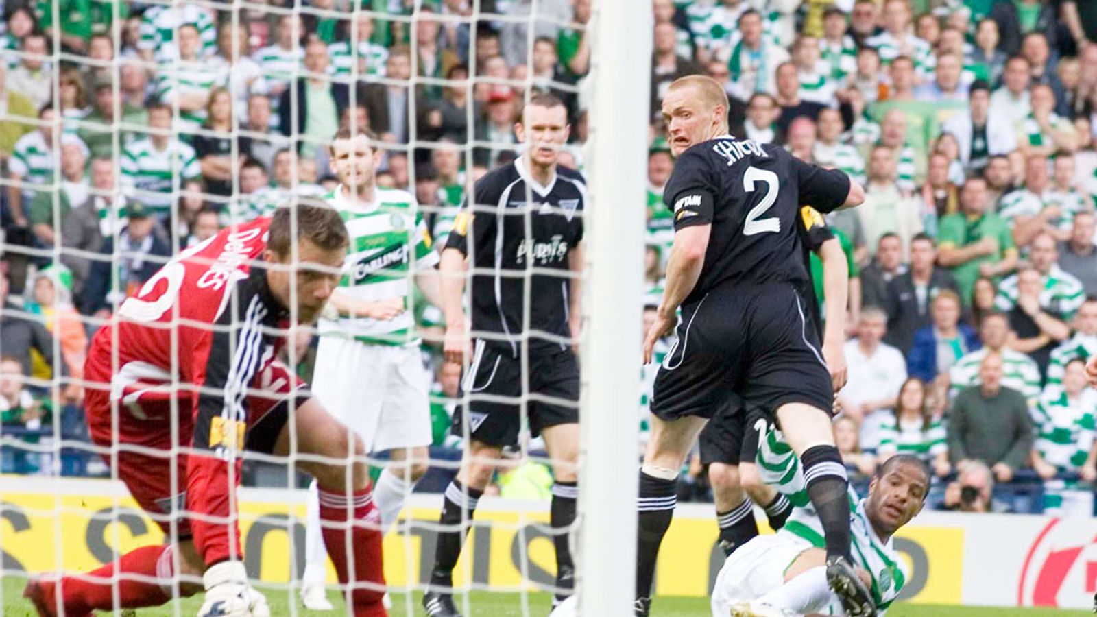 Goalkeeper Dorus de Vries joins Celtic from Nottingham Forest