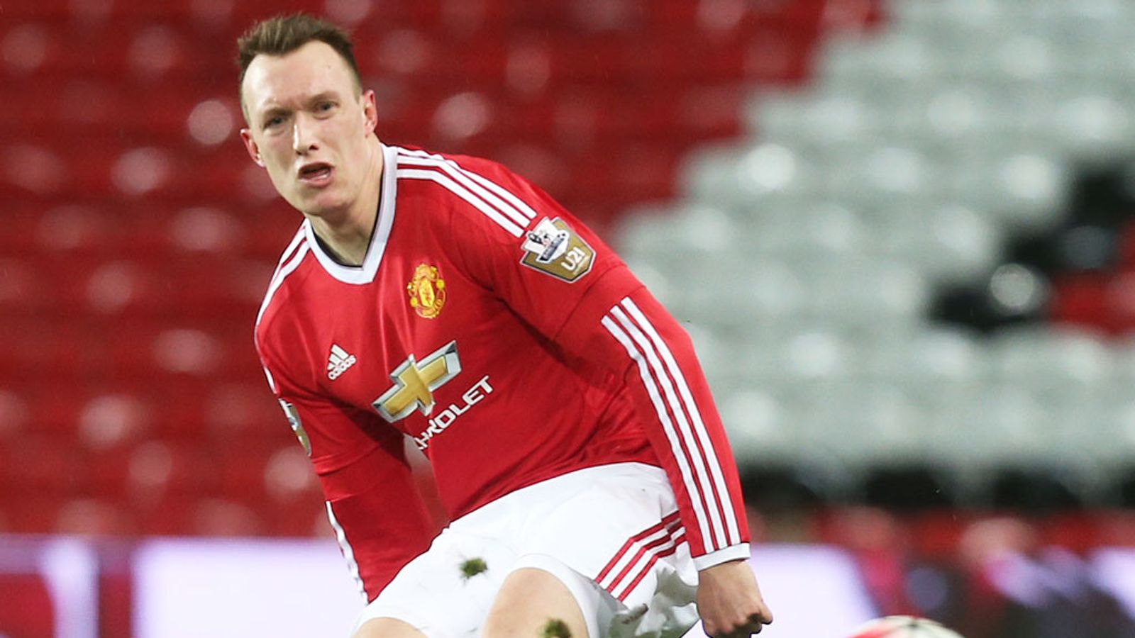 Manchester United's Phil Jones out for month with knee injury ...