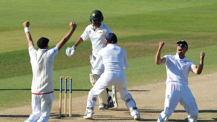 England captain Alastair Cook (r) celebrates England's third-Test win over Pakistan