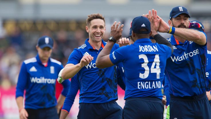 England's Chris Woakes (2nd L) celebrates with teammate Chris Jordan after Jordan caught Sri Lanka's Dinesh Chandimal