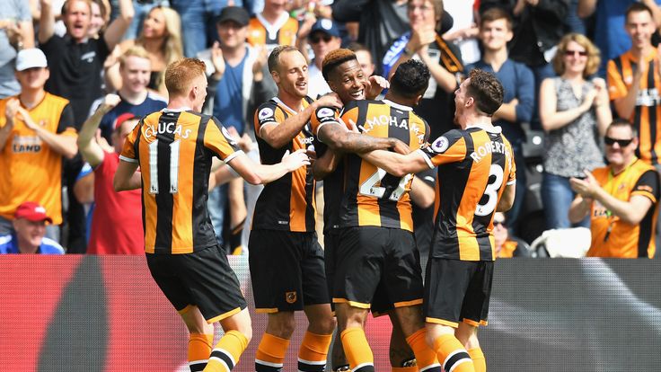 HULL, ENGLAND - AUGUST 13: Abel Hernandez of Hull City celebrates scoring his sides first goal with his team mates during the Premier League match between 