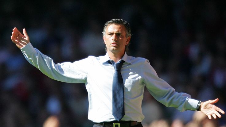 Chelsea manager Jose Mourinho gestures to his team during the FA Community Shield between Chelsea and Arsenal at the Millennium Stadium in 2005