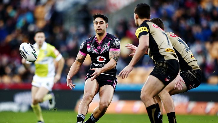 AUCKLAND, NEW ZEALAND - JULY 30:  Shaun Johnson of the Warriors makes a pass against Nathan Cleary of the Panthers during the round 21 NRL match between th