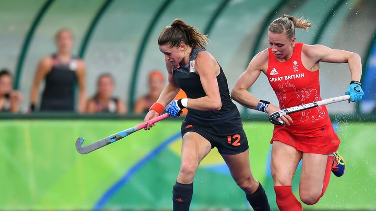 Netherlands' Lidewij Welten (L) vies with Britain's Kate Richardson-Walsh during the women's Gold medal hockey Netherlands vs Britain match of the Rio 2016