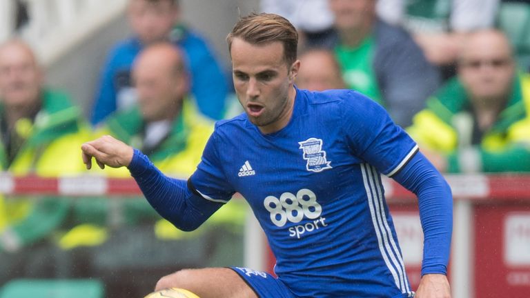 Andrew Shinnie is expected to join Hibernian on a season-long loan this week