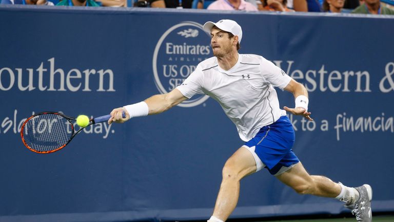 Andy Murray returns to Milos Raonic