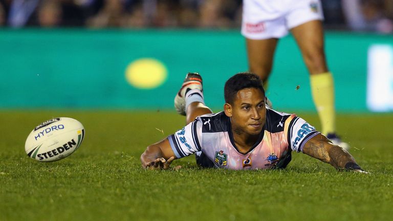 Ben Barba scores for the Cronulla Sharks