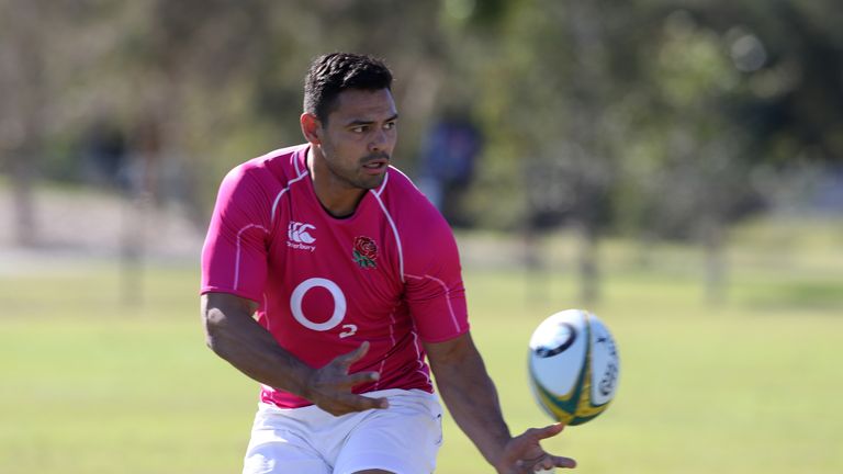 GOLD COAST, AUSTRALIA - JUNE 09:  Ben Te'o passes the ball during the England training session held at Sanctuary Cove on June 9, 2016 in Gold Coast, Austra