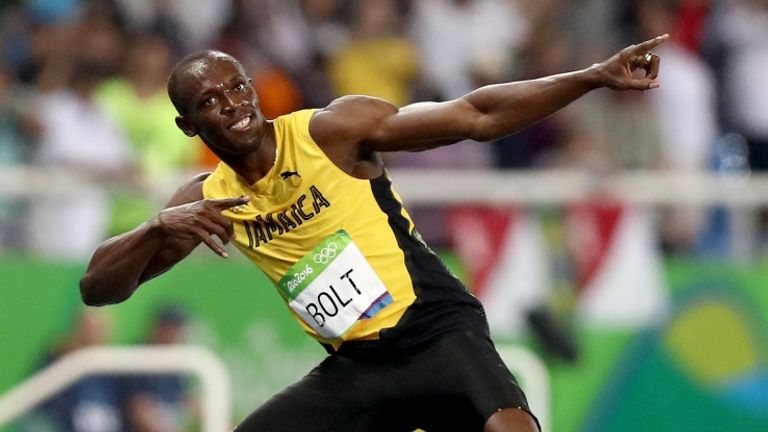 Usain Bolt esulta dopo la conquista della medaglia d'oro nei 200 metri (foto getty)