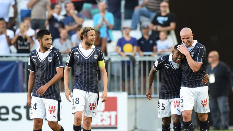 Bordeaux's Brazilian forward Malcom (2nd R) celebrates with teammates after scoring a goal during the French L1 footbal match between Bordeaux and Saint-Et