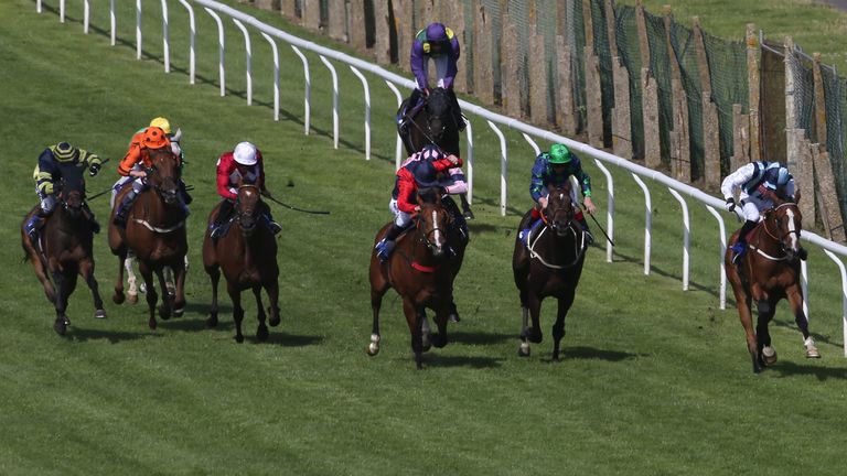 William Twiston-Davies riding William Hunter (right) win the frostsforcars.co.uk Brighton Challenge Cup at Brighton