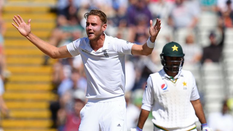 England's Stuart Broad (L) appeals unnsuccessfully for an lbw decision against Pakistan's Sami Aslam during play on the final day of the third test cricket