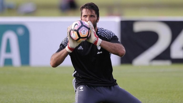 Buffon ha in mente la Champions come obiettivo principale della stagione (Lapresse)