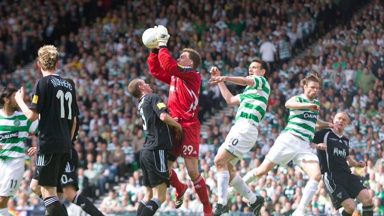 De Vries played against Celtic in the 2007 Scottish Cup final for old club Dunfermline