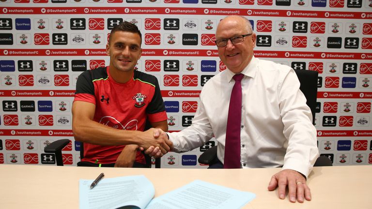 Dusan Tadic signs his new contract with Southampton