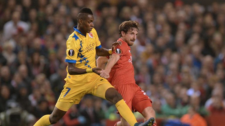 Sion's Swiss midfielder Edimilson Fernandes tackles Liverpool midfielder Joe Allen (R)