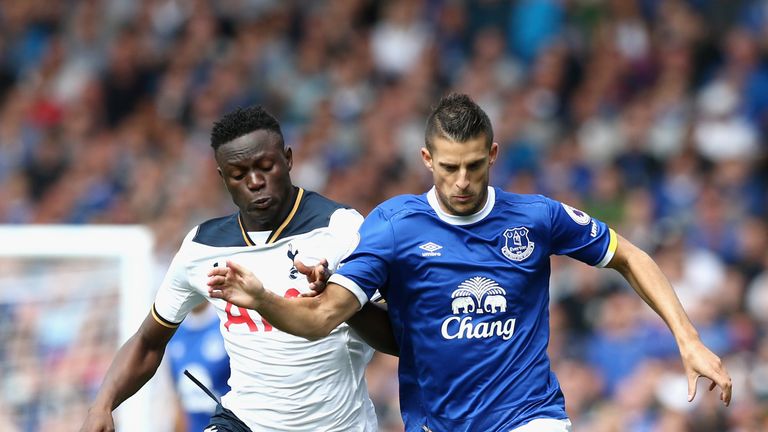 Victor Wanyama of Tottenham Hotspur battle for possession with Kevin Mirallas of Everton