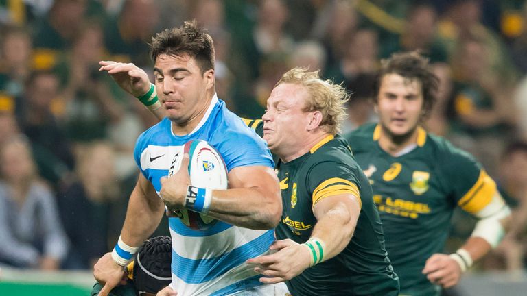 Facundo Isa takes on the Springbok defence