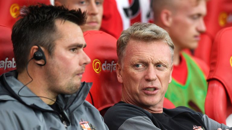 David Moyes talks to coach Robbie Stockdale during the EFL Cup second round