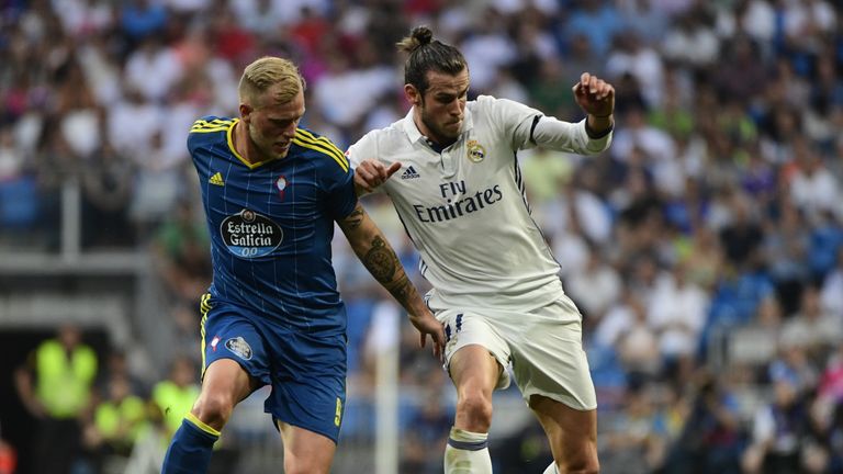 Real Madrid's Gareth Bale (R) vies with Celta Vigo's Iago Aspas