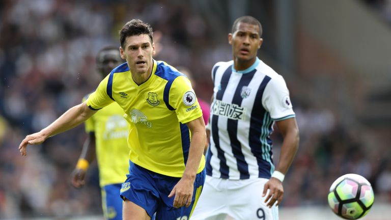 WEST BROMWICH, ENGLAND - AUGUST 20: Salomon Rondon of West Bromwich Albion and Gareth Barry of Everton during the Premier League match between West Bromwic