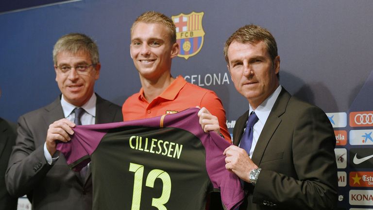 FC Barcelona's Dutch goalkeeper Jasper Cillessen (C) poses with his new jersey flanked by Barcelona's third Vice-President Jordi Mestre (L) and Barcelon's 