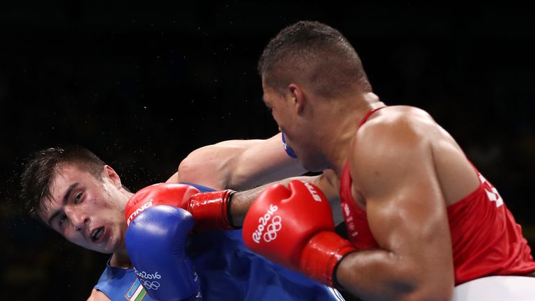 Joe Joyce lands an overhand right on Bakhodir Jalolov