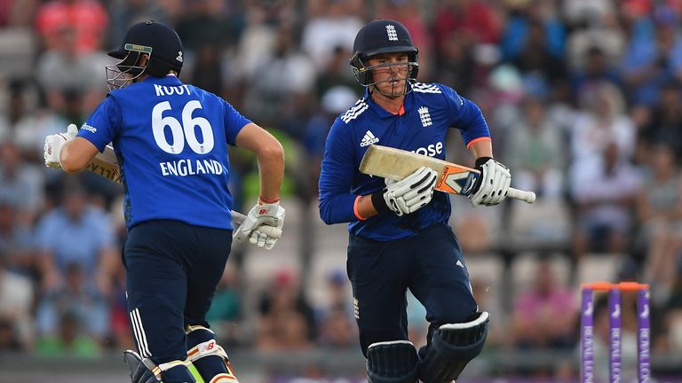 Jason Roy (R) and Joe Root of England