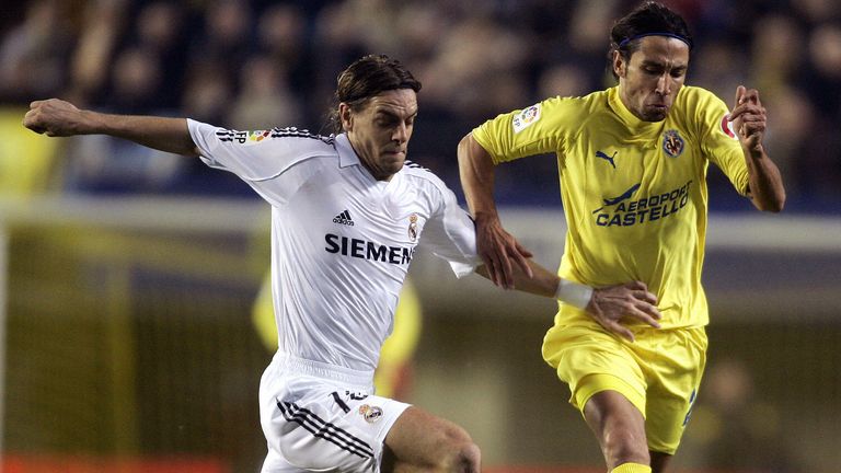 VILLARREAL, Spain:  Villarreal's Josse Mari (R) fights for the ball with Real Madrid's Briton Johnathon Woodgate during their Spanish League football match