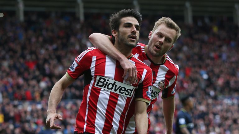 Sunderland's Jordi Gomez (L) celebrates scoring his second penalty during the English Premier League football match between Sunderland and Southampton at t