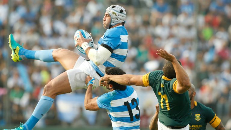 Juan Manuel Leguizamon of Argentina fights for the ball with Bryan Habana of South Africa in Salta, 27 August 2016
