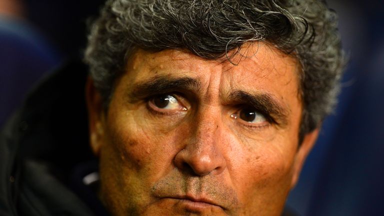 LONDON, ENGLAND - FEBRUARY 27:  Head Coach Juande Ramos of Dnipro Dnipropetrovsk looks on during the UEFA Europa League Round of 32 second leg match betwee
