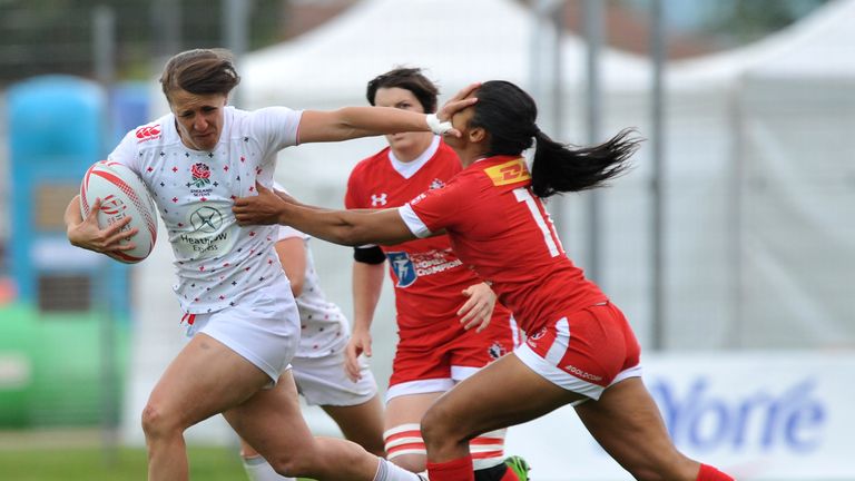 England's Katy McLean (L) runs with the ball during the HSBC World Rugby Women' Sevens Series match between England and Canada on May 29, 2016 at the Gabri