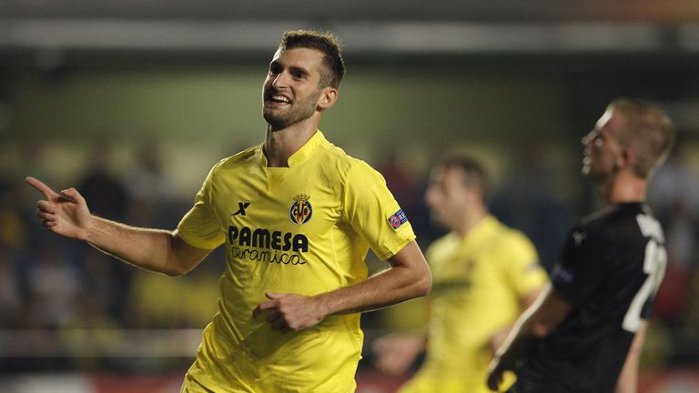 Villarreal's Brazilian forward Leo Baptistao celebrates after scoring during the UEFA Europa League group E football match Villarreal CF vs F