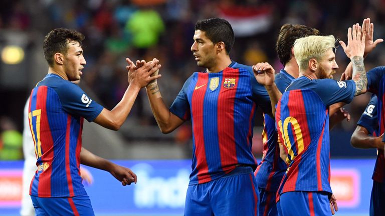 Barcelona's Munir El Haddadi (L) celebrates with Luis Suarez 