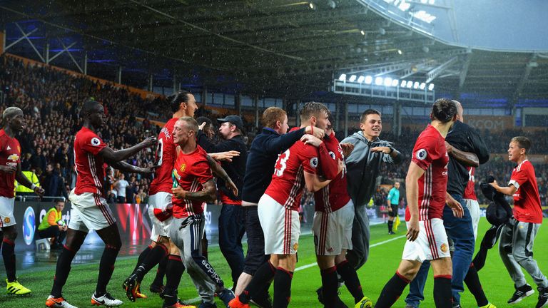 Manchester United celebrate Marcus Rashford's late winner at Hull City