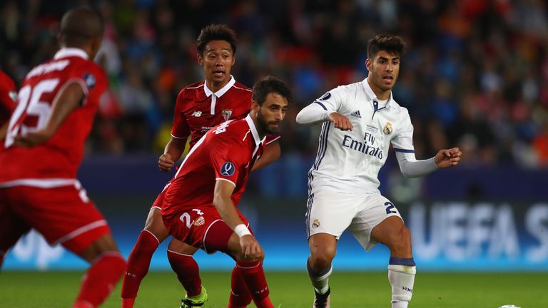 TRONDHEIM, NORWAY - AUGUST 09:  Marco Asensio of Real Madrid is challenged by Hiroshi Kiyotake and Nicolas Pareja (L)during the UEFA Super Cup match betwee