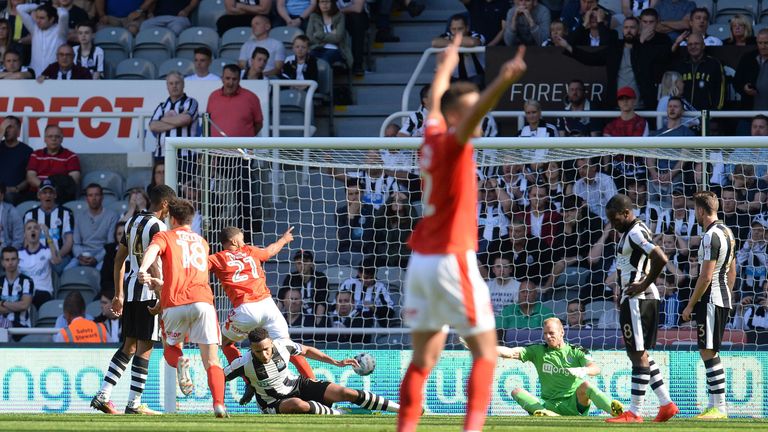 Huddersfield Town's Nahki Wells turns to celebrate
